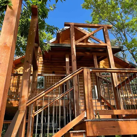 Cricket Hill Treehouse By Amish Country Lodging-3