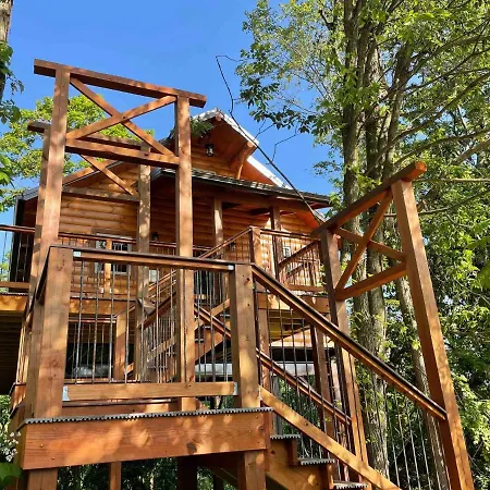 Cricket Hill Treehouse By Amish Country Lodging-2